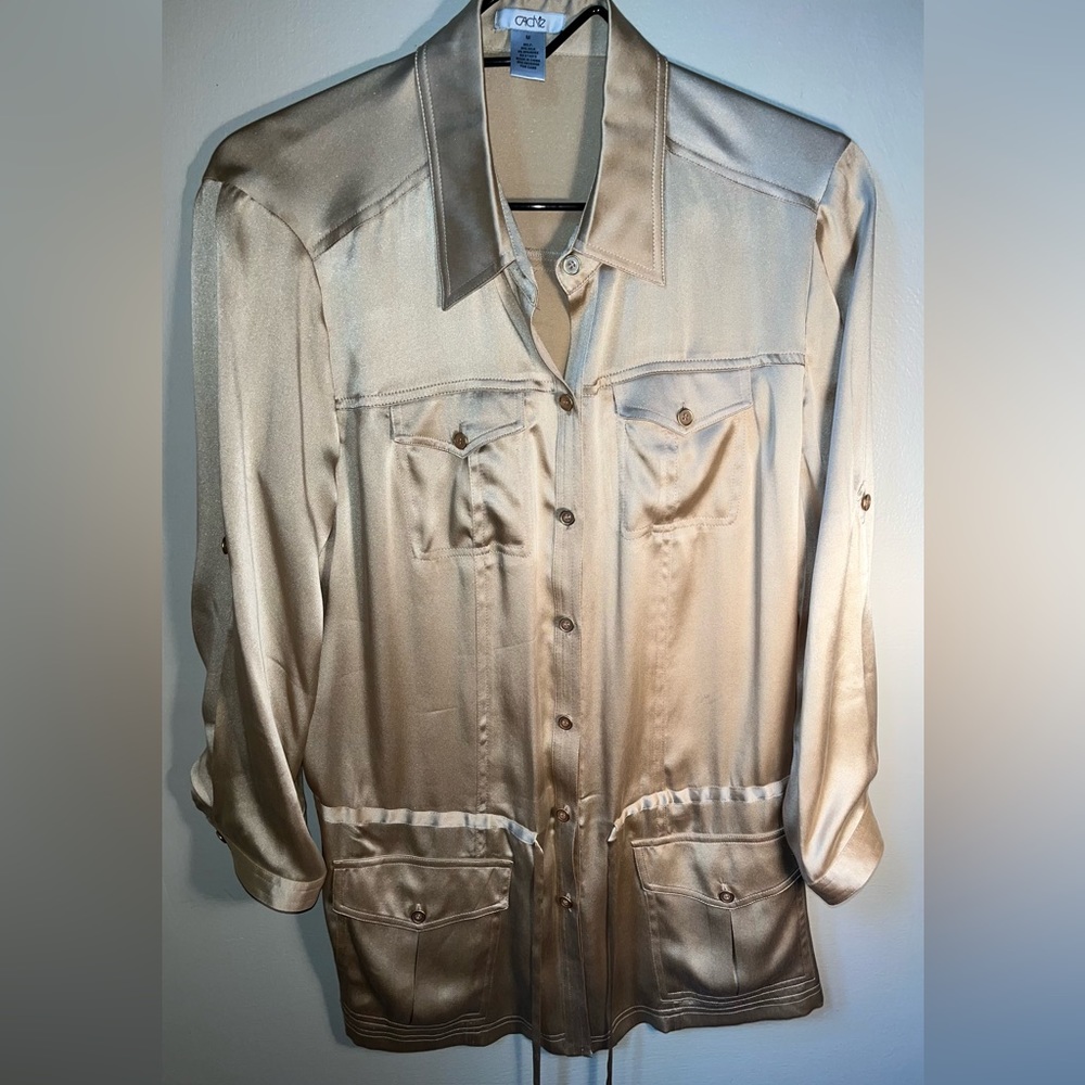 NWOT Gorgeous 95% Gold Silk Cashe Top with Tie at waistline perfect condition M